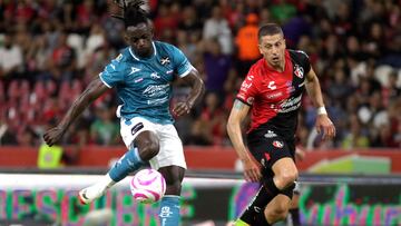 Mazatlan's Ivorian forward Ake Arnaud Loba (L) strikes the ball next to Atlas' Argentine defender Hugo Nervo during the Mexican Apertura football tournament match between Atlas and Mazatlan at the Jalisco stadium, in Guadalajara, Jalisco State, Mexico, on October 20, 2023. (Photo by ULISES RUIZ / AFP)