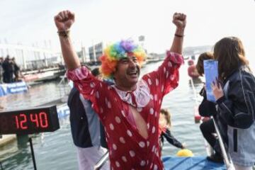 La Copa Nadal, cumple su edición 106, para celebrar el día de Navidad con una carrera de 200 metros en aguas del puerto de Barcelona. 