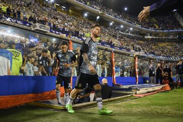 Messi saliendo a calentar antes del inicio del partido. 