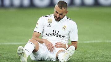 Benzema, en el suelo en un momento del duelo ante el Alavés.