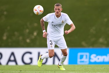 El último de esta lista es Rafa Marín. El defensor de Guadajoz se formó en la cantera desde 2016, jugó dos temporadas en el Castilla y debutó con el primer equipo en 2023, antes de salir cedido al Alavés, tan bueno fue su rendimiento, que el Real Madrid aceptó ese verano la oferta de traspaso al Nápoles por 12 millones de euros.