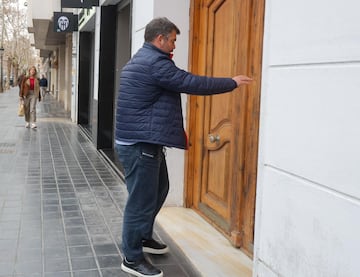 El representante de Gabriel Paulista, Hugo García, entrando a las oficinas del Valencia.
