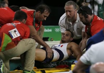 El gimnasta francés se fracturó la tibia de su pierna izquierda tras un mal salto. Sus compañeros no lo pedían creer. La peor imagen de Río 2016.