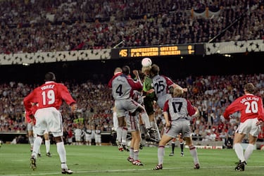 'El Milagro del Camp Nou' está en el recuerdo de cualquier aficionado al fútbol como una de las finales más épicas de la historia de la Champions League. Manchester United y Bayern llegaron al último partido de la máxima competición europea tras haberse enfrentado antes en la fase de grupos, donde por cierto, eliminaron al Barcelona. En la final, el Bayern se puso por delante muy pronto con gol de Basler y a pesar de que el United dominó el encuentro, no tuvo ocasiones claras durante el partido. Con el paso de los minutos los ingleses se volcaron al ataque y dejaron más huecos en defensa. Scholl y Jancker pudieron sentenciar la final, pero sus remates se estrellaron en el larguero. Y el que perdona... la paga.