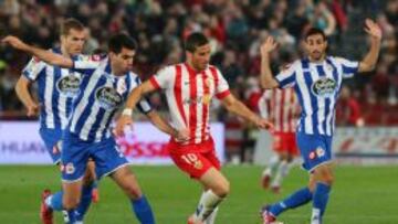 Hemed, entre tres jugadores del Deportivo.