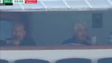 Ricardo Ferretti fumando en el estadio Azteca