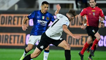 Inter Milan's Chilean forward Alexis Sanchez (L) challenges Spezia's Spanish defender Salvador Ferrer during the Italian Serie A football match between Spezia and Inter on April 15, 2022 at the Alberto-Picco stadium in La Spezia, Liguria. (Photo by Alberto PIZZOLI / AFP)