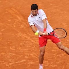Djokovic saca adelante su debut ante Fritz pese a la lluvia