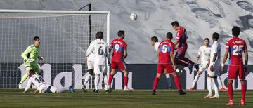 ??MARCA DANI CALVO!! ?Lanzamiento de esquina que recibe el central muy solo en el segundo palo y remata de cabeza con potencia para batir a Courtois! Peg¨® en el larguero y despu¨¦s bot¨® dentro.