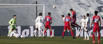 ¡¡MARCA DANI CALVO!! ¡Lanzamiento de esquina que recibe el central muy solo en el segundo palo y remata de cabeza con potencia para batir a Courtois! Pegó en el larguero y después botó dentro.