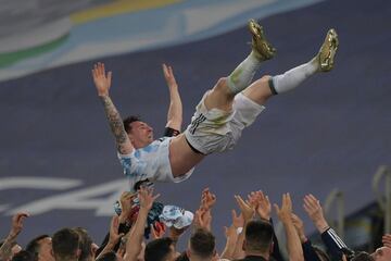 Leo Messi es manteado por sus compa?eros de selecci¨®n.