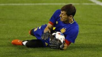 Iker Casillas se ejercita durante el entrenamiento de ayer con la Selección
