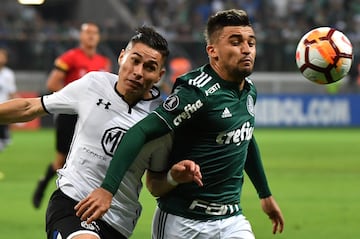 Victor Luis (R) of Brazil's Palmeiras, vies for the ball with Oscar Opazo of Chile's Colo-Colo, during their 2018 Copa Libertadores football match held at Allianz Parque stadium, in Sao Paulo, Brazil, on October 3, 2018. (Photo by NELSON ALMEIDA / AFP)