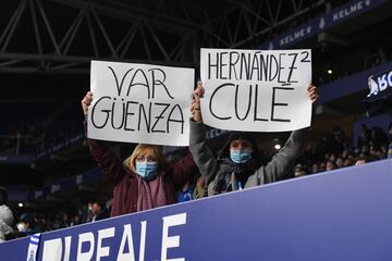 Pancartas en la grada del RCDE Stadium contra Hernández Hernández, el año pasado.