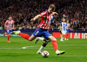 El delantero noruego del Atlético de Madrid, Alexander Sorloth, marca el 2-1 al Alavés. 