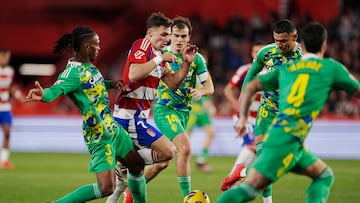 22/02/25 PARTIDO SEGUNDA DIVISION
GRANADA - REAL ZARAGOZA
Lucas Boye (Granada CF) entre Jair (Real Zaragoza) y Francho