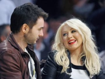 HK105. Los Angeles (United States), 30/03/2012.- (FILE) The file picture dated 29 March 2012 shows US singer Christina Aguilera (R) and boyfriend Matthew Rutler (L) attending the Oklahoma City Thunder at Los Angeles Lakers NBA basketball game in Los Angeles, California USA. According to media reports on 15 February 2014, Christina Aguilera got engaged with Matthew Rutler. EFE/EPA/PAUL BUCK *** Local Caption *** 50282997