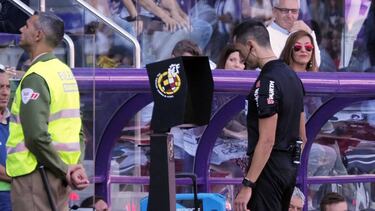 Sánchez Martínez, consultando la pantalla del VAR.