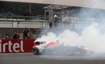 Sebastian Vettel celebrando su décima victoria de la temporada y su cuarto campeonato consecutivo.