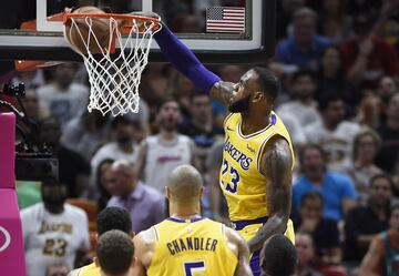 LeBron clavó la pelota en cuatro ocasiones. La primera, en el primer cuarto, causó furor en redes sociales por su espectacularidad.