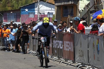 Valparaiso, 11 febrero 2018.
Decimosexta version del Red Bull Valparaiso Cerro Abajo, principal carrera de descenso urbano en Chile, realizada entre calles, escaleras y callejones de la ciudad puerto.
Sebastian Cisternas/Photosport.