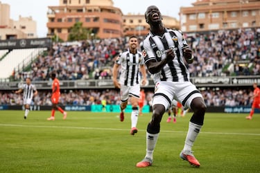 El Castellón-Real Sociedad B nos dejó nueve goles. De esta locura de partido nos quedamos con Mabil, que participó directamente en tres de los cinco tantos de su equipo. Marcó el primero, pero con lo que nos quedamos es con sus dos asistencias, que fueron medios goles.