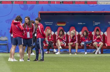 Las jugadoras tomaron contacto con el terreno de juego del Estadio du Hainaut, donde jugarán mañana contra Alemania su segundo partido de la fase de grupos del Mundial de Francia 2019.