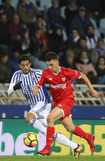 GRAF5709. San Sebastián, 20/12/2017.- El defensa francés del Sevilla, Sebastien Crochia (d), conduce el balón ante el delantero mexicano de la Real Sociedad, Carlos Vela, durante el encuentro correspondiente a la jornada diecisiete de primera división que disputan esta noche en el estadio Anoeta de San Sebastián. EFE/Juan Herrero.