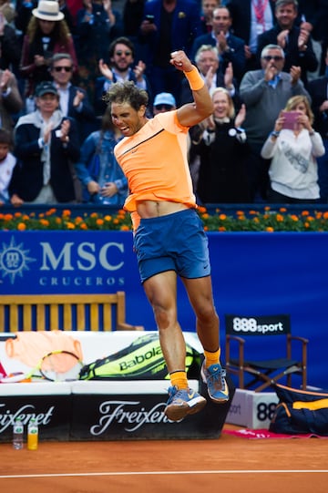 Nadal celebra su victoria sobre el japon谷s Kei Nishikori en la final de la s谷ptima jornada del Barcelona Open de 2016.