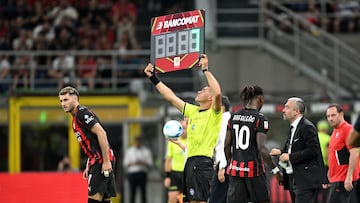 Soccer Football - Coppa Italia - AC Milan v Bari - San Siro, Milan, Italy - August 17, 2025 AC Milan's Santiago Gimenez comes on as a substitute to replace Rafael Leao REUTERS/Daniele Mascolo