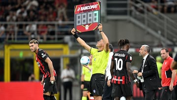 Soccer Football - Coppa Italia - AC Milan v Bari - San Siro, Milan, Italy - August 17, 2025 AC Milan's Santiago Gimenez comes on as a substitute to replace Rafael Leao REUTERS/Daniele Mascolo