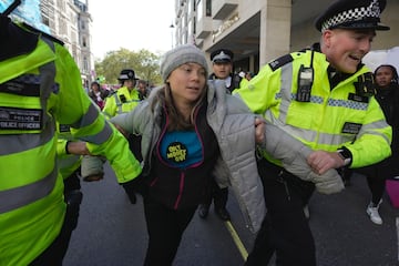 Greta Thumberg es llevada por varios policías duarante la protesta en Londres. 