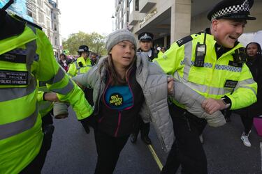 Greta Thumberg es llevada por varios policías duarante la protesta en Londres. 