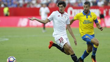 Sevilla/10-09-2016: El jugador del Sevilla FC, Carlos Fernández (i), pelea un balón con el jugador de la UD Las Palmas, David García (d), durante el partido correspondiente a la tercera jornada de liga, disputado hoy