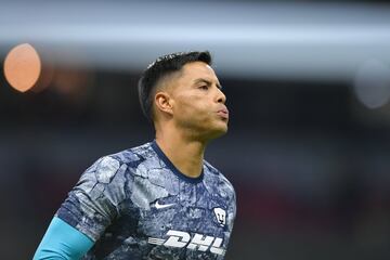 Alfredo Talavera, arquero y líder universitario en el calentamiento previo al partido de vuelta de los Cuartos de Final.