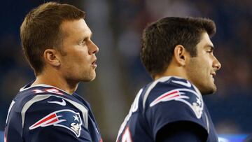 FOXBORO, MA - AUGUST 31: Tom Brady #12 and Jimmy Garoppolo #10 of the New England Patriots watch the action against the New York Giants in the second half during a preseason game on August 31, 2017 in Foxboro, Massachusetts. Jim Rogash/Getty Images/AFP
== FOR NEWSPAPERS, INTERNET, TELCOS & TELEVISION USE ONLY ==