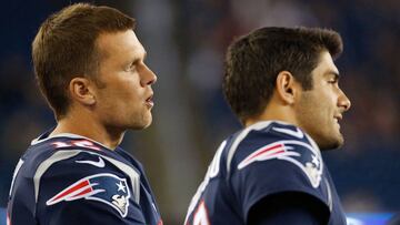 FOXBORO, MA - AUGUST 31: Tom Brady #12 and Jimmy Garoppolo #10 of the New England Patriots watch the action against the New York Giants in the second half during a preseason game on August 31, 2017 in Foxboro, Massachusetts.   Jim Rogash/Getty Images/AFP
 == FOR NEWSPAPERS, INTERNET, TELCOS &amp; TELEVISION USE ONLY ==