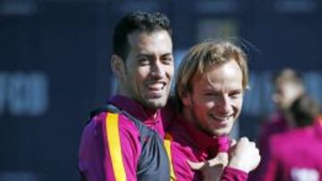 ÍNTIMO DE RAKITIC. El canterano aprovechó la sesión para felicitar a su amigo por su 28ª cumpleaños.