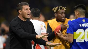 Argentina's Boca Juniors coach Sebasti�n Battaglia (L) gestures during the Copa Libertadores group stage first leg football match between Argentina's Boca Juniors and Bolivia's Always Ready at La Bombonera stadium in Buenos Aires on April 12, 2022. (Photo by Juan Mabromata / AFP)