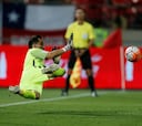 El récord que consiguió Claudio Bravo ante Uruguay