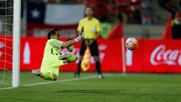 Football Soccer - Chile v Uruguay - World Cup 2018 Qualifiers - Nacional stadium - Santiago, Chile. 15/11/16. Chile's goalie Claudio Bravo stops a penalty shot by Uruguay's Luis Suarez. REUTERS/Rodrigo Garrido