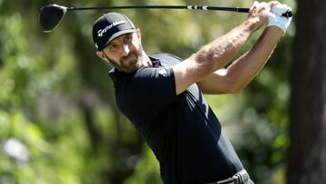 Dustin Johnson golpea la bola durante la &uacute;ltima jornada del RBC Heritage en el Harbour Town Golf Links de Hilton Head Island, South Carolina.