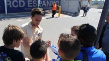 ÍDOLO. Un grupo de niños solicita un autografo a Sergio, ayer, en la zona para los aficionados pericos.