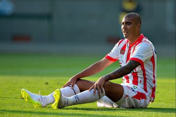 Los entonces jugadores del Necaxa golpearon fuertemente a un joven de 22 años al salir de un antro en Aguascalientes, quien falleció tres meses después por la gravedad de sus lesiones. Los hechos ocurridos en 2015 fueron captados por cámaras de seguridad, suficiente para recibir auto de formal prisión por el delito de lesiones dolosas calificadas con ventaja.