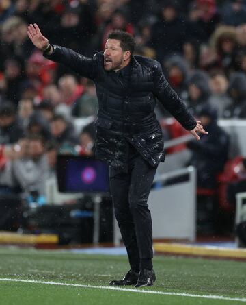 Acomodado en la sexta plaza y tras una remontada de ensueño ante el Liverpool, la cuenta pendiente de Simeone no es otra que la Champions. La misma que ya estuvo cerca de conseguir con el Atlético y que sería la guinda a su legado en el cuadro rojiblanco. El argentino empieza a sacar jugo a varias perlas como Marcos Llorente y Morata, ambos exmadridistas y decisivos en Anfield.