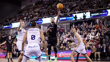 Lluis Costa, base del Covirán Granada, lanza frente al Baxi Manresa.