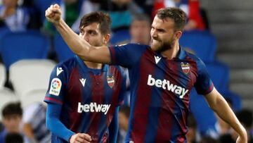 Los jugadores del Levante celebran uno de los goles al Barcelona.