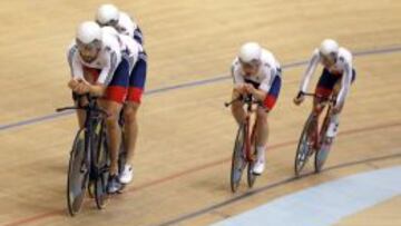 El equipo británico, con Bradley Wiggins (i) a la cabeza, durante su entrenamiento para el Campeonato Europeo de ciclismo en Pista en el velódromo de Grenchen, Suiza hoy 12 de octubre de 2015. El Campeonato Europeo de ciclismo en Pista se celebra del 14 al 18 de octubre.