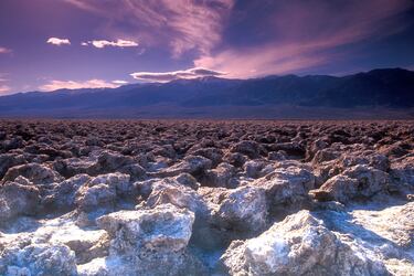 Es una llanura irregular sin sombra en la que se puede alcanzar los 55 grados de temperatura.
 