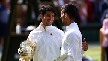 Carlos Alcaraz y Novak Djokovic, en la entrega de trofeos de Wimbledon.